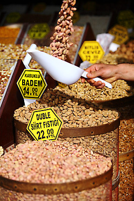 포토 JPG 해외풍경 해외 손 음식 외국문화 식재료 재료 중동 이스탄불 종류 들기 아웃포커스 신체부위 판매 상점 전시 다양 견과류 시장 가루 향신료 가격표 땅콩 터키문화 호두 주걱 향료 재래시장 이집션바자르 향료시장 튀르키예 국내포토 동양문화 나라 아시아 문화 다수 모션 주방용품 촬영기법 사람 풍경 향기 냄새 향미료 파일형식