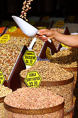 포토 JPG 해외풍경 해외 손 음식 외국문화 식재료 재료 중동 이스탄불 종류 들기 신체부위 판매 상점 전시 다양 견과류 시장 가루 향신료 가격표 땅콩 터키문화 호두 주걱 향료 재래시장 이집션바자르 향료시장 튀르키예 국내포토 동양문화 나라 아시아 문화 다수 모션 주방용품 사람 풍경 향기 냄새 향미료 파일형식