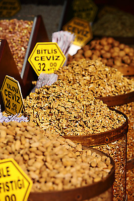 포토 JPG 해외풍경 해외 음식 외국문화 식재료 재료 중동 이스탄불 종류 사람없음 아웃포커스 판매 상점 전시 다양 견과류 시장 가루 향신료 가격표 땅콩 터키문화 호두 향료 재래시장 이집션바자르 향료시장 튀르키예 국내포토 동양문화 나라 아시아 문화 다수 촬영기법 풍경 향기 냄새 향미료 파일형식
