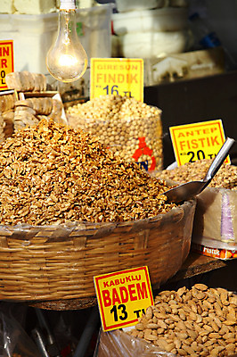 포토 JPG 해외풍경 해외 음식 외국문화 식재료 재료 중동 전구 조명 이스탄불 종류 사람없음 아웃포커스 판매 상점 전시 다양 견과류 시장 가루 향신료 가격표 땅콩 터키문화 호두 향료 재래시장 이집션바자르 향료시장 튀르키예 국내포토 동양문화 나라 아시아 문화 다수 촬영기법 풍경 향기 냄새 향미료 파일형식