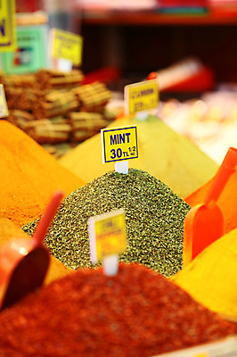 포토 JPG 해외풍경 해외 음식 외국문화 식재료 재료 중동 이스탄불 종류 사람없음 아웃포커스 판매 상점 전시 다양 시장 가루 향신료 가격표 터키문화 향료 재래시장 이집션바자르 향료시장 튀르키예 국내포토 동양문화 나라 아시아 문화 다수 촬영기법 풍경 향기 냄새 향미료 파일형식