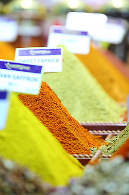 포토 JPG 해외풍경 해외 음식 외국문화 식재료 재료 중동 이스탄불 종류 사람없음 아웃포커스 판매 상점 전시 다양 시장 가루 향신료 가격표 터키문화 향료 재래시장 이집션바자르 향료시장 튀르키예 국내포토 동양문화 나라 아시아 문화 다수 촬영기법 풍경 향기 냄새 향미료 파일형식
