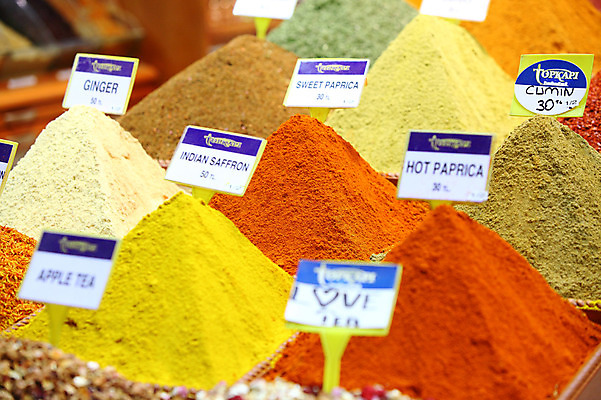 포토 JPG 해외풍경 해외 음식 외국문화 식재료 재료 중동 이스탄불 종류 사람없음 아웃포커스 판매 상점 전시 다양 시장 가루 향신료 가격표 터키문화 향료 재래시장 이집션바자르 향료시장 튀르키예 국내포토 동양문화 나라 아시아 문화 다수 촬영기법 풍경 향기 냄새 향미료 파일형식