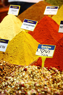 포토 JPG 해외풍경 해외 음식 외국문화 식재료 재료 중동 이스탄불 종류 사람없음 아웃포커스 판매 상점 전시 다양 시장 가루 향신료 가격표 터키문화 향료 재래시장 이집션바자르 향료시장 튀르키예 국내포토 동양문화 나라 아시아 문화 다수 촬영기법 풍경 향기 냄새 향미료 파일형식
