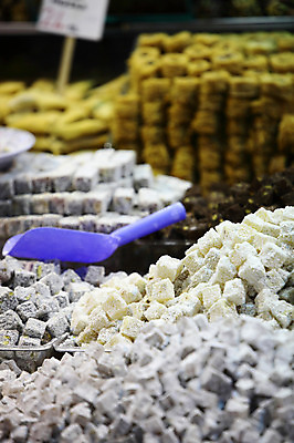 포토 JPG 해외풍경 해외 음식 외국문화 식재료 재료 중동 이스탄불 종류 사람없음 아웃포커스 판매 상점 전시 다양 시장 향신료 가격표 터키문화 향료 재래시장 이집션바자르 향료시장 튀르키예 국내포토 동양문화 나라 아시아 문화 다수 촬영기법 풍경 향기 냄새 향미료 파일형식