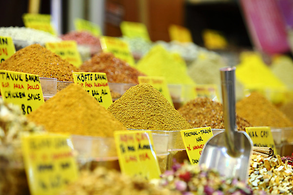 포토 JPG 해외풍경 해외 음식 외국문화 식재료 재료 중동 이스탄불 종류 사람없음 아웃포커스 판매 상점 전시 다양 시장 향신료 가격표 터키문화 향료 재래시장 이집션바자르 향료시장 튀르키예 국내포토 동양문화 나라 아시아 문화 다수 촬영기법 풍경 향기 냄새 향미료 파일형식