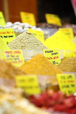 포토 JPG 해외풍경 해외 음식 외국문화 식재료 재료 중동 이스탄불 종류 사람없음 아웃포커스 판매 상점 전시 다양 시장 향신료 가격표 터키문화 향료 재래시장 이집션바자르 향료시장 튀르키예 국내포토 동양문화 나라 아시아 문화 다수 촬영기법 풍경 향기 냄새 향미료 파일형식