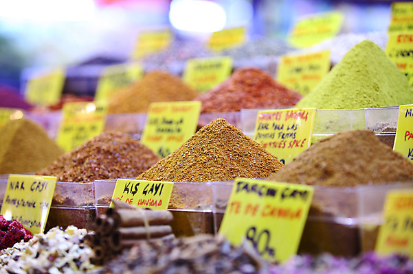 포토 JPG 해외풍경 해외 음식 외국문화 식재료 재료 중동 이스탄불 종류 사람없음 아웃포커스 판매 상점 전시 다양 시장 향신료 가격표 터키문화 향료 재래시장 이집션바자르 향료시장 튀르키예 국내포토 동양문화 나라 아시아 문화 다수 촬영기법 풍경 향기 냄새 향미료 파일형식