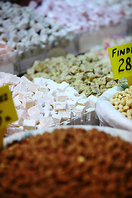 포토 JPG 해외풍경 해외 음식 외국문화 식재료 재료 중동 이스탄불 종류 사람없음 아웃포커스 판매 상점 전시 다양 시장 향신료 가격표 터키문화 향료 재래시장 이집션바자르 향료시장 튀르키예 국내포토 동양문화 나라 아시아 문화 다수 촬영기법 풍경 향기 냄새 향미료 파일형식