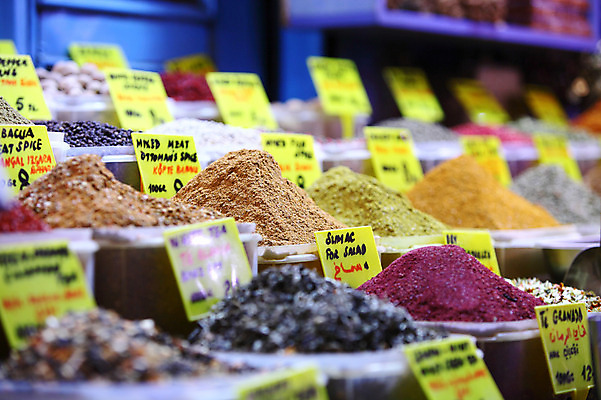 포토 JPG 해외풍경 해외 음식 외국문화 식재료 재료 중동 이스탄불 종류 사람없음 아웃포커스 판매 상점 전시 다양 시장 향신료 가격표 터키문화 향료 재래시장 이집션바자르 향료시장 튀르키예 국내포토 동양문화 나라 아시아 문화 다수 촬영기법 풍경 향기 냄새 향미료 파일형식