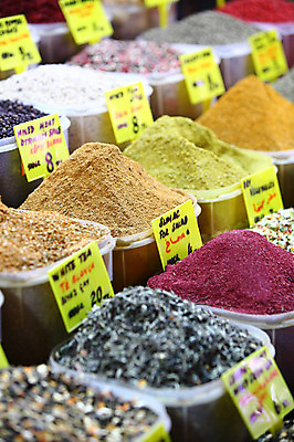 포토 JPG 해외풍경 해외 음식 외국문화 식재료 재료 중동 이스탄불 종류 사람없음 아웃포커스 판매 상점 전시 다양 시장 향신료 가격표 터키문화 향료 재래시장 이집션바자르 향료시장 튀르키예 국내포토 동양문화 나라 아시아 문화 다수 촬영기법 풍경 향기 냄새 향미료 파일형식