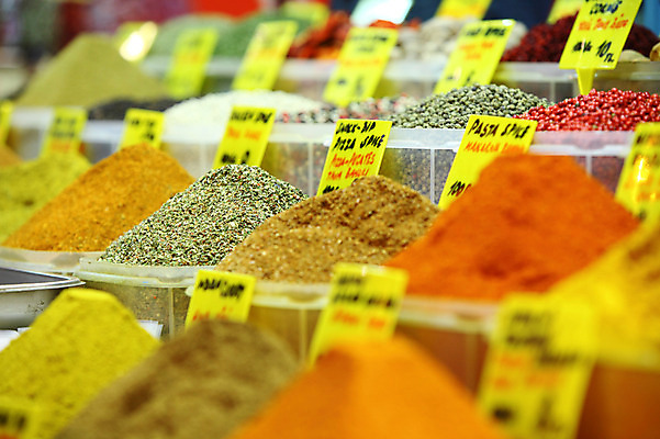 포토 JPG 해외풍경 해외 음식 외국문화 식재료 재료 중동 이스탄불 종류 사람없음 아웃포커스 판매 상점 전시 다양 시장 향신료 가격표 터키문화 향료 재래시장 이집션바자르 향료시장 튀르키예 국내포토 동양문화 나라 아시아 문화 다수 촬영기법 풍경 향기 냄새 향미료 파일형식