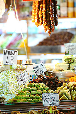 포토 JPG 해외풍경 해외 음식 외국문화 식재료 재료 중동 이스탄불 종류 사람없음 아웃포커스 판매 상점 전시 다양 시장 향신료 가격표 터키문화 향료 재래시장 이집션바자르 향료시장 튀르키예 국내포토 동양문화 나라 아시아 문화 다수 촬영기법 풍경 향기 냄새 향미료 파일형식