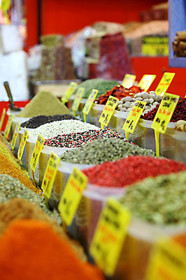 포토 JPG 해외풍경 해외 음식 외국문화 식재료 재료 중동 이스탄불 종류 사람없음 아웃포커스 판매 상점 전시 다양 시장 향신료 가격표 터키문화 향료 재래시장 이집션바자르 향료시장 튀르키예 국내포토 동양문화 나라 아시아 문화 다수 촬영기법 풍경 향기 냄새 향미료 파일형식