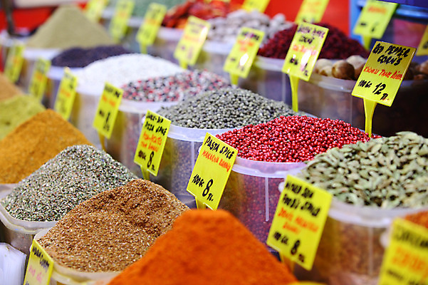 포토 JPG 해외풍경 해외 음식 외국문화 식재료 재료 중동 이스탄불 종류 사람없음 아웃포커스 판매 상점 전시 다양 시장 향신료 가격표 터키문화 향료 재래시장 이집션바자르 향료시장 튀르키예 국내포토 동양문화 나라 아시아 문화 다수 촬영기법 풍경 향기 냄새 향미료 파일형식