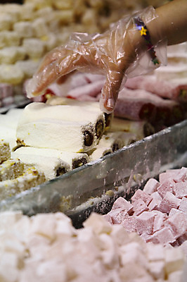 포토 JPG 해외풍경 해외 손 음식 외국문화 식재료 재료 중동 이스탄불 종류 아웃포커스 신체부위 판매 상점 전시 다양 잡기 시장 향신료 터키문화 향료 재래시장 이집션바자르 향료시장 비닐장갑 튀르키예 국내포토 동양문화 나라 아시아 문화 장갑 다수 모션 촬영기법 사람 풍경 향기 냄새 향미료 파일형식