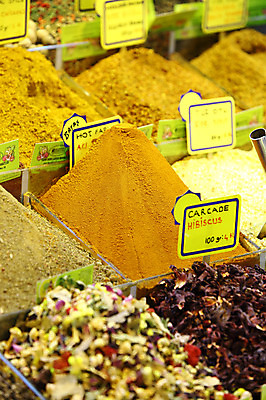 포토 JPG 해외풍경 해외 음식 외국문화 식재료 재료 중동 이스탄불 종류 사람없음 아웃포커스 판매 상점 전시 다양 시장 향신료 가격표 터키문화 향료 재래시장 이집션바자르 향료시장 튀르키예 국내포토 동양문화 나라 아시아 문화 다수 촬영기법 풍경 향기 냄새 향미료 파일형식