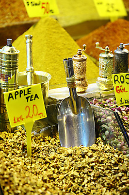 포토 JPG 해외풍경 해외 음식 외국문화 식재료 재료 중동 이스탄불 종류 사람없음 아웃포커스 판매 상점 전시 다양 시장 향신료 가격표 터키문화 향료 재래시장 이집션바자르 향료시장 튀르키예 국내포토 동양문화 나라 아시아 문화 다수 촬영기법 풍경 향기 냄새 향미료 파일형식