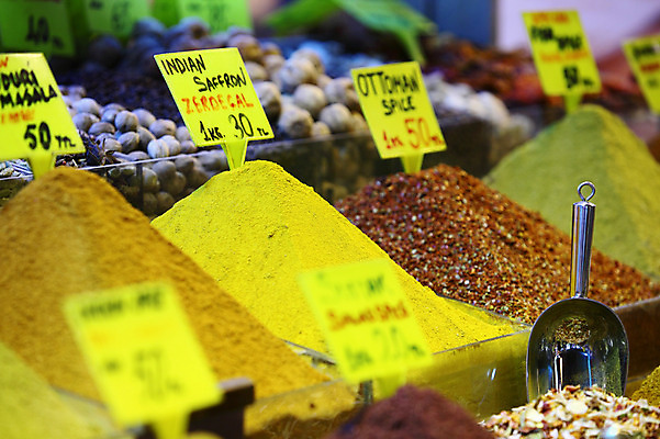 포토 JPG 해외풍경 해외 음식 외국문화 식재료 재료 중동 이스탄불 종류 사람없음 아웃포커스 판매 상점 전시 다양 시장 향신료 가격표 터키문화 향료 재래시장 이집션바자르 향료시장 튀르키예 국내포토 동양문화 나라 아시아 문화 다수 촬영기법 풍경 향기 냄새 향미료 파일형식