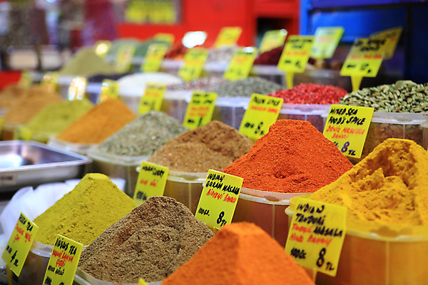 포토 JPG 해외풍경 해외 음식 외국문화 식재료 재료 중동 이스탄불 종류 사람없음 아웃포커스 판매 상점 전시 다양 시장 향신료 가격표 터키문화 향료 재래시장 이집션바자르 향료시장 튀르키예 국내포토 동양문화 나라 아시아 문화 다수 촬영기법 풍경 향기 냄새 향미료 파일형식