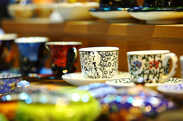 포토 JPG 해외풍경 해외 외국문화 중동 이스탄불 사람없음 아웃포커스 컵 판매 상점 전시 도자기 시장 찻잔 컵받침 기념품 터키문화 이집션바자르 향료시장 튀르키예 국내포토 동양문화 식기 나라 아시아 문화 잔 촬영기법 풍경 받침대 오브젝트 파일형식