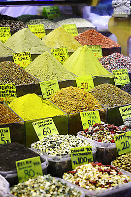 포토 JPG 해외풍경 해외 음식 외국문화 식재료 재료 중동 이스탄불 종류 사람없음 아웃포커스 판매 상점 전시 다양 시장 향신료 가격표 터키문화 향료 재래시장 이집션바자르 향료시장 튀르키예 국내포토 동양문화 나라 아시아 문화 다수 촬영기법 풍경 향기 냄새 향미료 파일형식