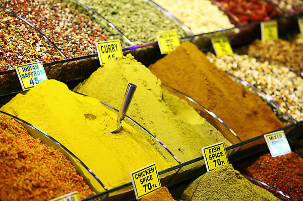 포토 JPG 해외풍경 해외 음식 외국문화 식재료 재료 중동 이스탄불 종류 사람없음 아웃포커스 판매 상점 전시 다양 시장 향신료 가격표 터키문화 향료 재래시장 이집션바자르 향료시장 튀르키예 국내포토 동양문화 나라 아시아 문화 다수 촬영기법 풍경 향기 냄새 향미료 파일형식