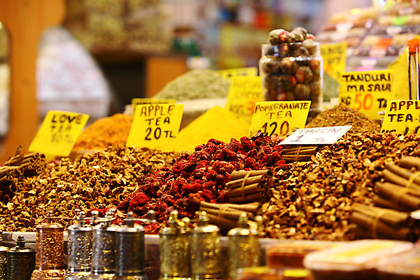 포토 JPG 해외풍경 해외 음식 외국문화 식재료 재료 중동 이스탄불 종류 사람없음 아웃포커스 판매 상점 전시 다양 시장 향신료 가격표 터키문화 향료 재래시장 이집션바자르 향료시장 튀르키예 국내포토 동양문화 나라 아시아 문화 다수 촬영기법 풍경 향기 냄새 향미료 파일형식