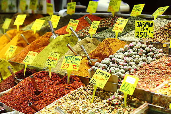 포토 JPG 해외풍경 해외 음식 외국문화 식재료 재료 중동 이스탄불 종류 사람없음 아웃포커스 판매 상점 전시 다양 시장 향신료 가격표 터키문화 향료 재래시장 이집션바자르 향료시장 튀르키예 국내포토 동양문화 나라 아시아 문화 다수 촬영기법 풍경 향기 냄새 향미료 파일형식