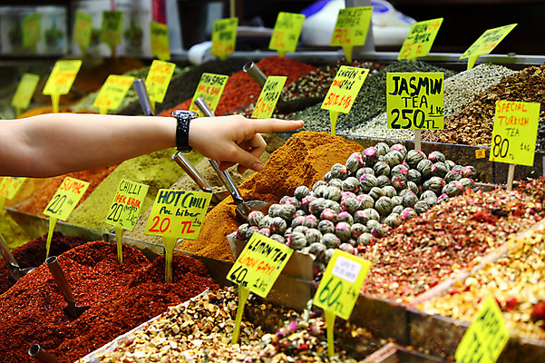 포토 JPG 해외풍경 해외 손 음식 외국문화 식재료 재료 중동 이스탄불 종류 풍경 손짓 아웃포커스 신체부위 판매 상점 전시 다양 가리킴 시장 향신료 가격표 터키문화 향료 재래시장 팔 이집션바자르 향료시장 튀르키예 국내포토 동양문화 나라 아시아 문화 다수 모션 촬영기법 사람 향기 냄새 향미료 파일형식