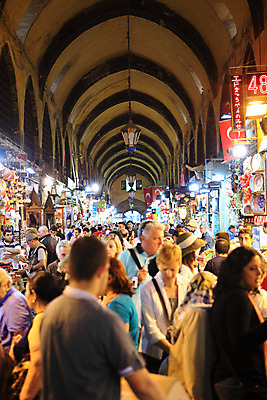 포토 JPG 해외풍경 해외 외국문화 여행 중동 이스탄불 사람 여러명 아웃포커스 관광지 여행객 상점 원근감 시장 기념품 터키문화 재래시장 이집션바자르 향료시장 튀르키예 국내포토 동양문화 나라 아시아 문화 뷰포인트 다수 촬영기법 풍경 오브젝트 파일형식