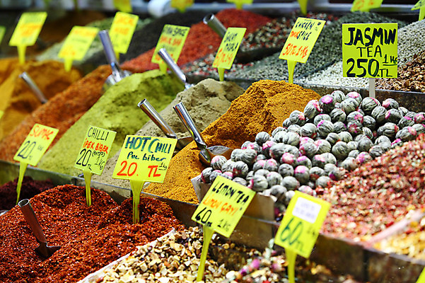 포토 JPG 해외풍경 해외 음식 외국문화 식재료 재료 중동 이스탄불 종류 사람없음 아웃포커스 판매 상점 전시 다양 시장 향신료 가격표 터키문화 향료 재래시장 이집션바자르 향료시장 튀르키예 국내포토 동양문화 나라 아시아 문화 다수 촬영기법 풍경 향기 냄새 향미료 파일형식