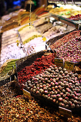 포토 JPG 해외풍경 해외 음식 외국문화 식재료 재료 중동 이스탄불 종류 사람없음 아웃포커스 판매 상점 전시 다양 시장 향신료 가격표 터키문화 향료 재래시장 이집션바자르 향료시장 튀르키예 국내포토 동양문화 나라 아시아 문화 다수 촬영기법 풍경 향기 냄새 향미료 파일형식