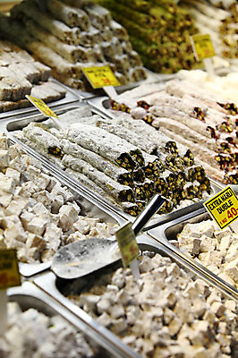 포토 JPG 해외풍경 해외 음식 외국문화 식재료 재료 중동 이스탄불 종류 사람없음 아웃포커스 판매 상점 전시 다양 시장 향신료 가격표 터키문화 향료 재래시장 이집션바자르 향료시장 튀르키예 국내포토 동양문화 나라 아시아 문화 다수 촬영기법 풍경 향기 냄새 향미료 파일형식