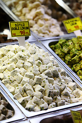 포토 JPG 해외풍경 해외 음식 외국문화 식재료 재료 중동 이스탄불 종류 사람없음 아웃포커스 판매 상점 전시 다양 시장 향신료 가격표 터키문화 향료 재래시장 이집션바자르 향료시장 튀르키예 국내포토 동양문화 나라 아시아 문화 다수 촬영기법 풍경 향기 냄새 향미료 파일형식