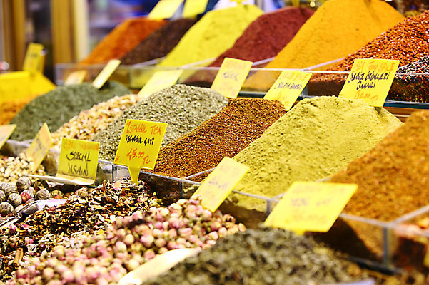포토 JPG 해외풍경 해외 음식 외국문화 식재료 재료 중동 이스탄불 종류 사람없음 아웃포커스 판매 상점 전시 다양 시장 향신료 가격표 터키문화 향료 재래시장 이집션바자르 향료시장 튀르키예 국내포토 동양문화 나라 아시아 문화 다수 촬영기법 풍경 향기 냄새 향미료 파일형식