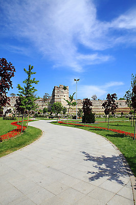 포토 JPG 주간 나무 식물 구름 해외풍경 해외 건축물 공원 건축 꽃 길 벽 외국문화 꽃밭 벤치 의자 유적 중동 유적지 하늘 이스탄불 그림자 풍경 잔디 사람없음 야외 담장 맑음 손상 원근감 성 폐허 고대도시 옛터 성벽 터키문화 콘스탄티노플 튀르키예 국내포토 자연요소 동양문화 전통 공공시설 나라 아시아 문화 뷰포인트 가구 컨셉 고건축 날씨 고대문명 파일형식