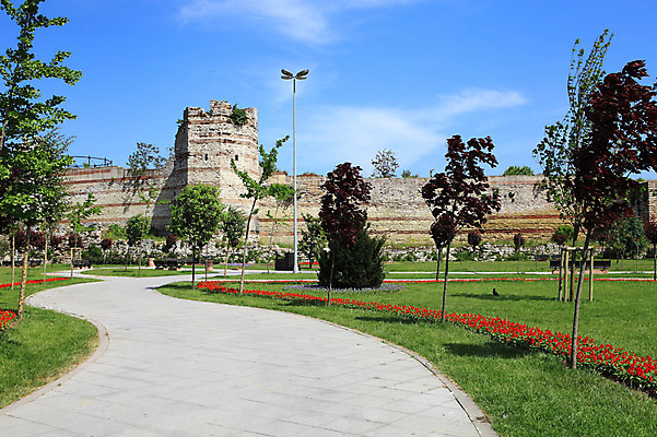 포토 JPG 주간 나무 식물 구름 해외풍경 해외 건축물 공원 건축 꽃 길 벽 외국문화 꽃밭 벤치 의자 유적 중동 유적지 하늘 이스탄불 풍경 잔디 사람없음 야외 담장 맑음 손상 원근감 성 폐허 고대도시 옛터 성벽 터키문화 콘스탄티노플 튀르키예 국내포토 자연요소 동양문화 전통 공공시설 나라 아시아 문화 뷰포인트 가구 컨셉 고건축 날씨 고대문명 파일형식