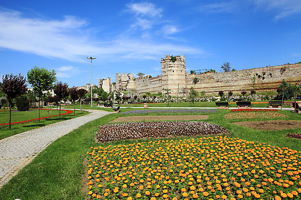 포토 JPG 주간 나무 식물 구름 해외풍경 해외 건축물 공원 건축 꽃 길 벽 외국문화 꽃밭 벤치 의자 유적 중동 유적지 하늘 이스탄불 풍경 잔디 사람없음 야외 담장 맑음 손상 성 폐허 고대도시 옛터 성벽 터키문화 콘스탄티노플 튀르키예 국내포토 자연요소 동양문화 전통 공공시설 나라 아시아 문화 가구 컨셉 고건축 날씨 고대문명 파일형식