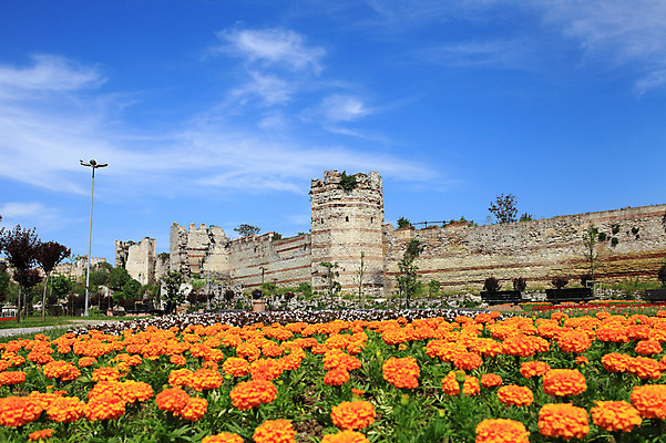 포토 JPG 주간 나무 식물 구름 해외풍경 해외 건축물 공원 건축 꽃 벽 외국문화 꽃밭 벤치 의자 유적 중동 유적지 자연 하늘 이스탄불 풍경 사람없음 야외 담장 맑음 손상 성 폐허 고대도시 옛터 성벽 터키문화 콘스탄티노플 튀르키예 국내포토 자연요소 동양문화 전통 공공시설 나라 아시아 문화 가구 컨셉 고건축 날씨 고대문명 생태계 파일형식
