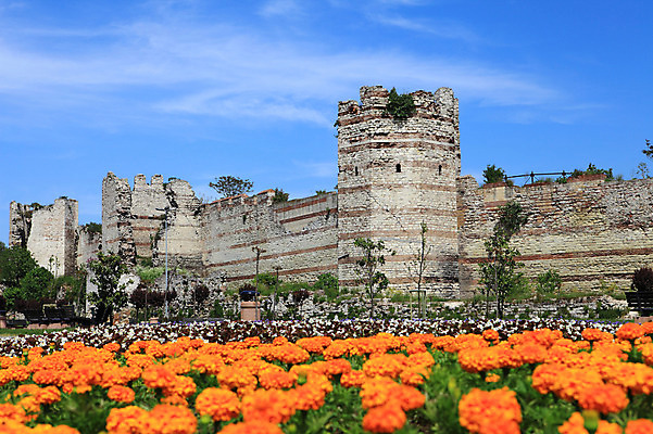 포토 JPG 주간 나무 식물 구름 해외풍경 해외 건축물 공원 건축 꽃 벽 외국문화 꽃밭 벤치 의자 유적 중동 유적지 자연 하늘 이스탄불 풍경 사람없음 야외 담장 맑음 손상 성 폐허 고대도시 옛터 성벽 터키문화 콘스탄티노플 튀르키예 국내포토 자연요소 동양문화 전통 공공시설 나라 아시아 문화 가구 컨셉 고건축 날씨 고대문명 생태계 파일형식