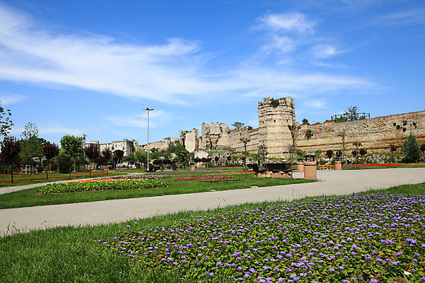 포토 JPG 주간 나무 식물 구름 해외풍경 해외 건축물 공원 건축 꽃 길 벽 외국문화 꽃밭 벤치 의자 유적 중동 유적지 하늘 이스탄불 풍경 잔디 사람없음 야외 담장 맑음 손상 성 폐허 고대도시 옛터 성벽 터키문화 콘스탄티노플 튀르키예 국내포토 자연요소 동양문화 전통 공공시설 나라 아시아 문화 가구 컨셉 고건축 날씨 고대문명 파일형식
