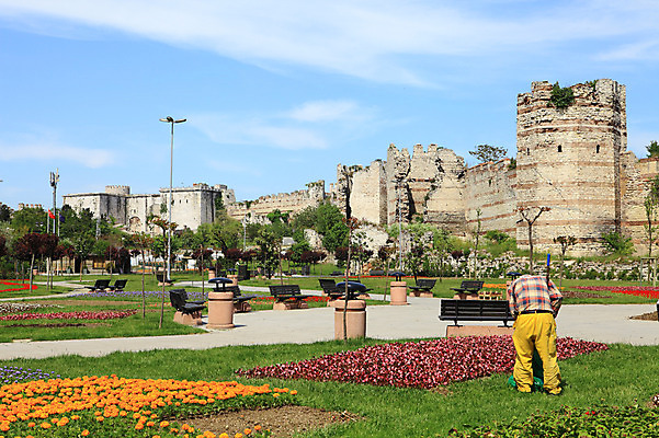 포토 JPG 주간 나무 식물 구름 해외풍경 해외 건축물 공원 건축 꽃 벽 외국문화 꽃밭 벤치 의자 유적 중동 유적지 하늘 이스탄불 한명 사람 풍경 잔디 야외 담장 맑음 손상 성 폐허 고대도시 옛터 성벽 터키문화 미화원 콘스탄티노플 튀르키예 국내포토 자연요소 1 동양문화 전통 공공시설 나라 아시아 문화 가구 컨셉 고건축 날씨 고대문명 파일형식