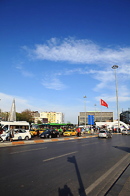 포토 JPG 주간 구름 해외풍경 해외 건축물 도로 길 육상교통 교통 중동 자동차 하늘 거리 버스 대중교통 이스탄불 그림자 거리풍경 사람 풍경 빌딩 여러명 야외 건물 도시풍경 맑음 차도 깃발 도시 보행자 도심 국기 아스팔트 택시 탁심 터키국기 튀르키예 국내포토 자연요소 건축 나라 아시아 교통수단 다수 교통시설 승용차 날씨 파일형식