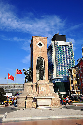 포토 JPG 주간 구름 해외풍경 해외 건축물 조각 중동 하늘 이스탄불 사람 풍경 여러명 야외 건물 도시풍경 조형물 동상 조각상 맑음 깃발 도시 보행자 국기 기념비 광장 탁심 터키국기 조각_조소 튀르키예 국내포토 자연요소 건축 나라 아시아 다수 날씨 미술 기념물 조소 파일형식