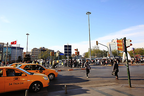 포토 JPG 주간 구름 해외풍경 해외 시설물 건축물 도로 육상교통 교통수단 교통 중동 교통시설 자동차 하늘 거리 대중교통 이스탄불 거리풍경 사람 풍경 빌딩 여러명 야외 건물 도시풍경 맑음 차도 깃발 도시 보행자 횡단보도 도심 국기 신호등 택시 탁심 터키국기 튀르키예 국내포토 자연요소 건축 나라 아시아 길 다수 승용차 날씨 보행로 시설 파일형식