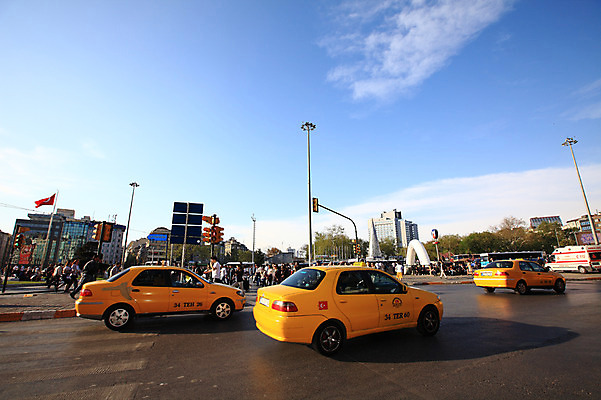 포토 JPG 주간 구름 해외풍경 해외 시설물 건축물 도로 육상교통 교통수단 교통 중동 교통시설 자동차 하늘 거리 대중교통 이스탄불 거리풍경 사람 풍경 빌딩 여러명 야외 건물 도시풍경 맑음 차도 깃발 도시 보행자 횡단보도 도심 국기 신호등 택시 탁심 터키국기 튀르키예 국내포토 자연요소 건축 나라 아시아 길 다수 승용차 날씨 보행로 시설 파일형식