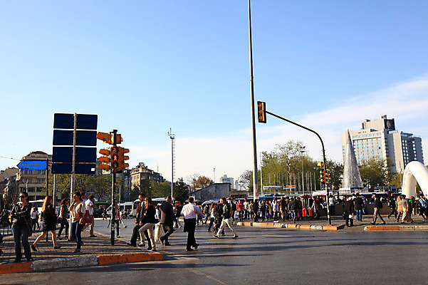 포토 JPG 주간 구름 해외풍경 해외 시설물 건축물 도로 길 교통 중동 교통시설 자동차 하늘 거리 이스탄불 거리풍경 사람 풍경 빌딩 여러명 야외 건물 도시풍경 맑음 차도 도시 표지판 보행자 횡단보도 신호등 탁심 튀르키예 국내포토 자연요소 건축 나라 아시아 육상교통 다수 날씨 알림판 보행로 시설 파일형식