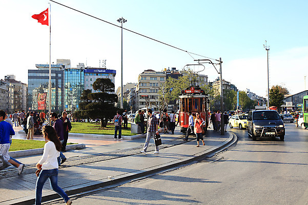 포토 JPG 주간 해외풍경 해외 건축물 도로 교통수단 교통 중동 자동차 거리 대중교통 이스탄불 거리풍경 사람 풍경 빌딩 여러명 야외 건물 도시풍경 기찻길 차도 깃발 도시 보행자 도심 전철 국기 전차 탁심 터키국기 튀르키예 국내포토 자연요소 건축 나라 아시아 길 육상교통 다수 교통시설 파일형식