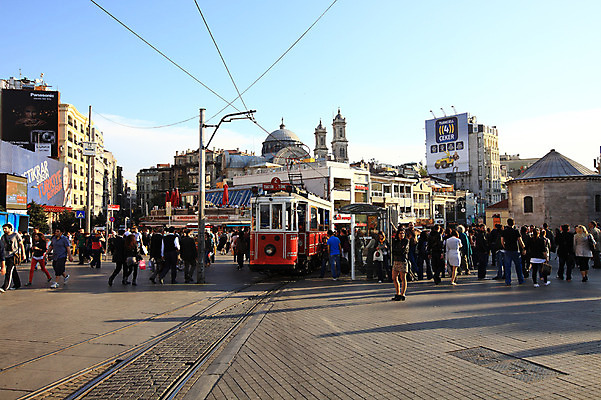 포토 JPG 주간 해외풍경 해외 건축물 도로 육상교통 교통수단 교통 중동 자동차 거리 이스탄불 거리풍경 사람 풍경 여러명 야외 건물 도시풍경 상점 기찻길 차도 도시 보행자 도심 전철 역 전봇대 전차 탁심 철도의날 튀르키예 국내포토 자연요소 공공시설 건축 나라 아시아 길 다수 교통시설 대중교통 파일형식 법정기념일